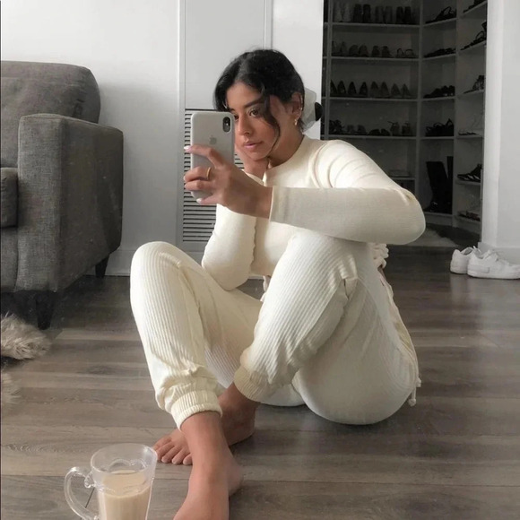 PrettyLittleThing Womens Small Ribbed Ruched Side Long Sleeve Top Cream - Picture 3 of 7